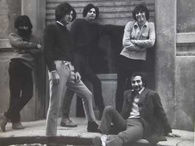 E, nonostante siano passati sessant�anni, sono ancora oggi attivi i Flowers, fondati nel 1966...